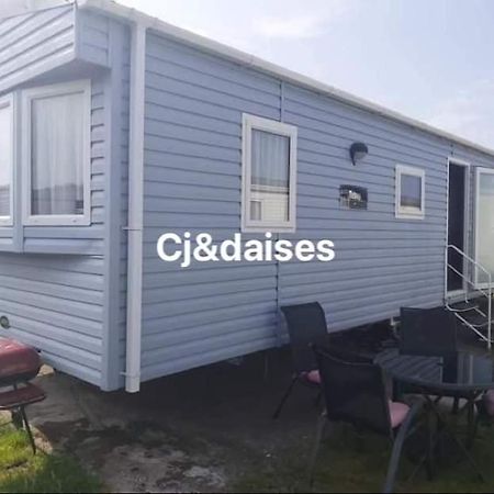 Cj & Daisies Holiday Home Prestatyn Bagian luar foto