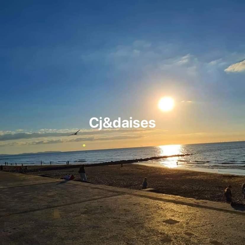Cj & Daisies Holiday Home Prestatyn Bagian luar foto