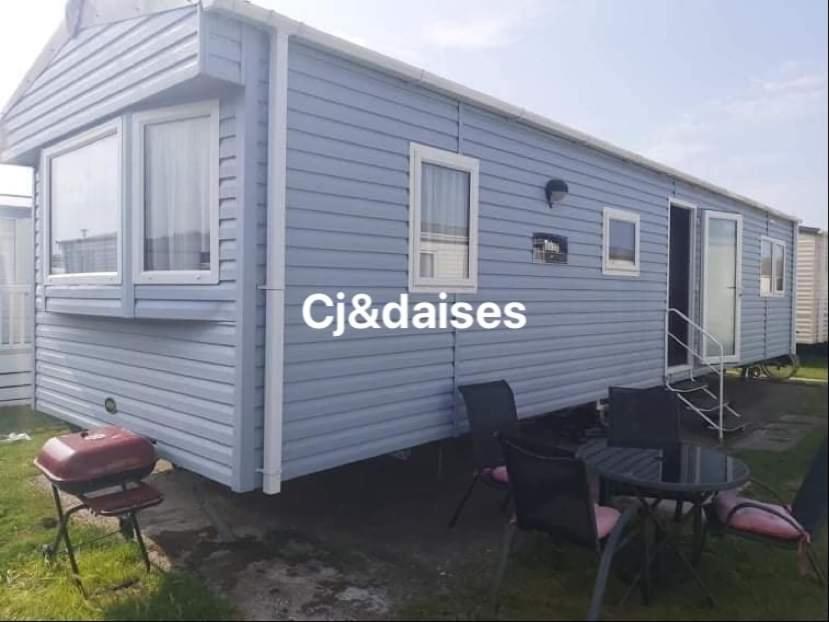 Cj & Daisies Holiday Home Prestatyn Bagian luar foto