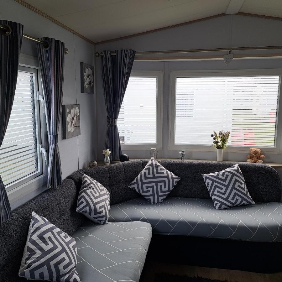 Cj & Daisies Holiday Home Prestatyn Bagian luar foto