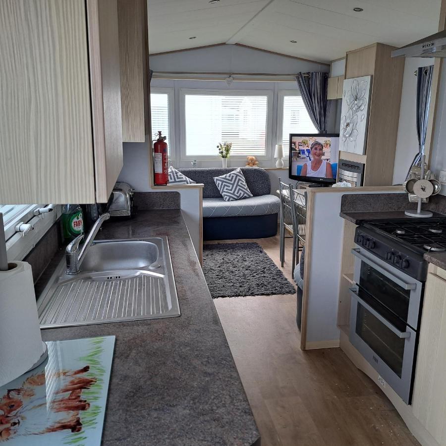 Cj & Daisies Holiday Home Prestatyn Bagian luar foto