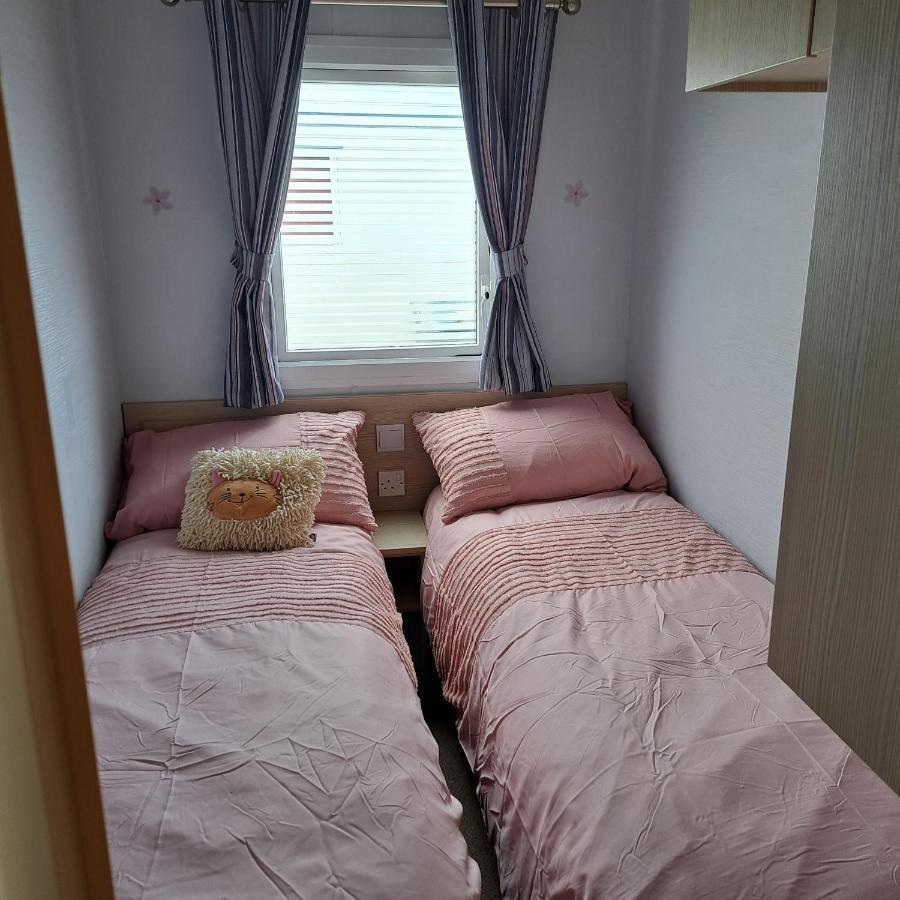 Cj & Daisies Holiday Home Prestatyn Bagian luar foto