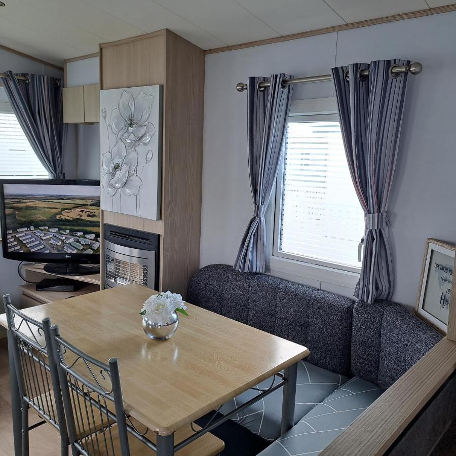 Cj & Daisies Holiday Home Prestatyn Bagian luar foto