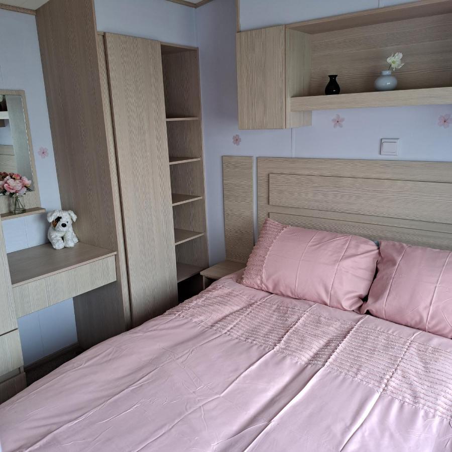 Cj & Daisies Holiday Home Prestatyn Bagian luar foto